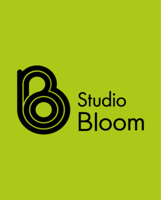 Studio Bloom Phương pháp Bloom bị cô lập trên nền màu xanh lá cây.