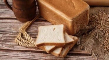 Bánh mì trắng chứa nhiều tinh bột nên hạn chế để giảm cân tốt hơn.  Ảnh: Healthshots
