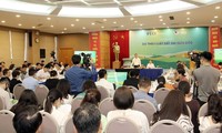 Bộ trưởng Bộ Tài nguyên và Môi trường Trần Hồng Hà chủ trì hội nghị lấy ý kiến ​​doanh nghiệp về dự thảo Luật Đất đai sửa đổi Ảnh: Khương Trung