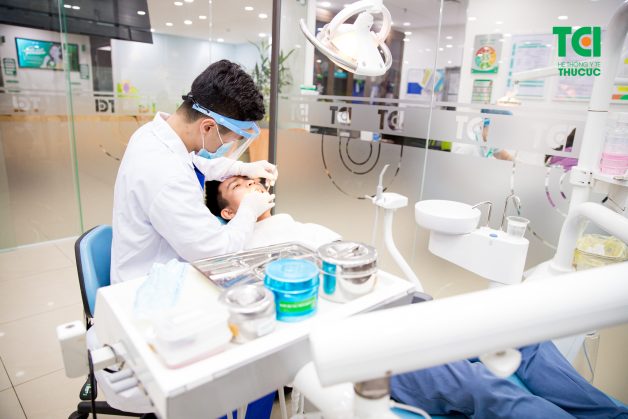 Thăm khám nha sĩ thường xuyên là lưu ý quan trọng nhất trong cách chăm sóc răng trắng sáng