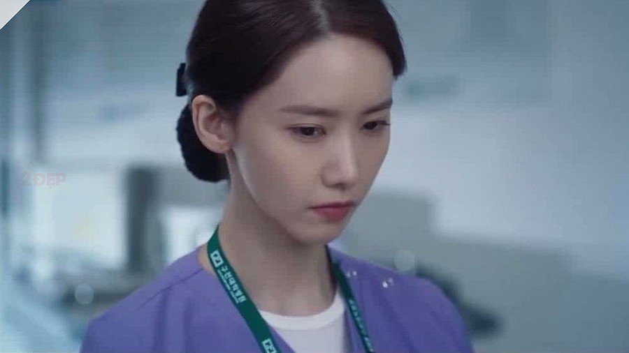 Trong Big Mouth, Yoona vào vai một nữ y tá luôn ưu tiên ngoại hình gọn gàng.