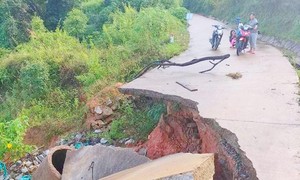 Mưa kéo dài, nhiều tuyến đường trên địa bàn huyện Tu Mơ Rông bị sập